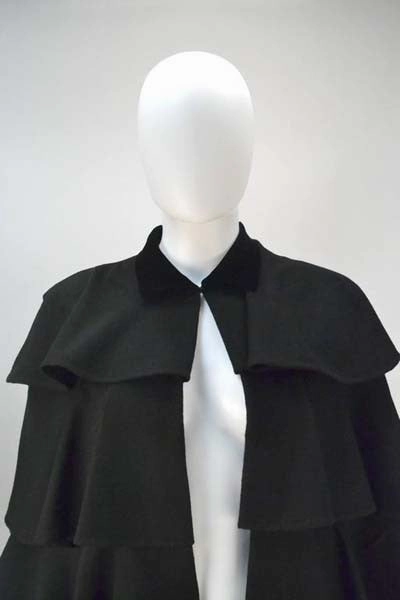 Gilbert Adrian Schwarzes Cape mit Etagenrüschen aus den 1940ern