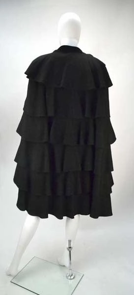 Gilbert Adrian Schwarzes Cape mit Etagenrüschen aus den 1940ern