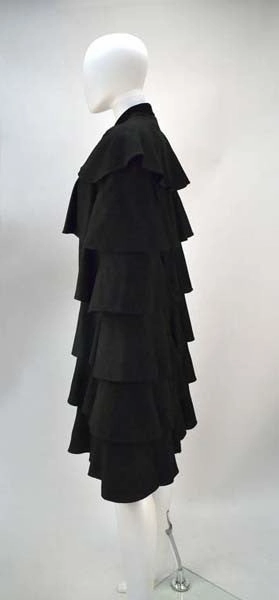 Gilbert Adrian Schwarzes Cape mit Etagenrüschen aus den 1940ern
