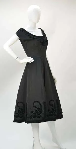 Schwarzes Satin-Partykleid aus den 1950ern mit Samtbesatz und Blumenapplikation