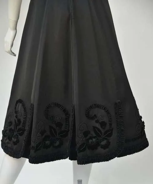 Schwarzes Satin-Partykleid aus den 1950ern mit Samtbesatz und Blumenapplikation