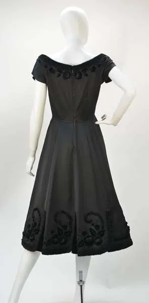 Schwarzes Satin-Partykleid aus den 1950ern mit Samtbesatz und Blumenapplikation