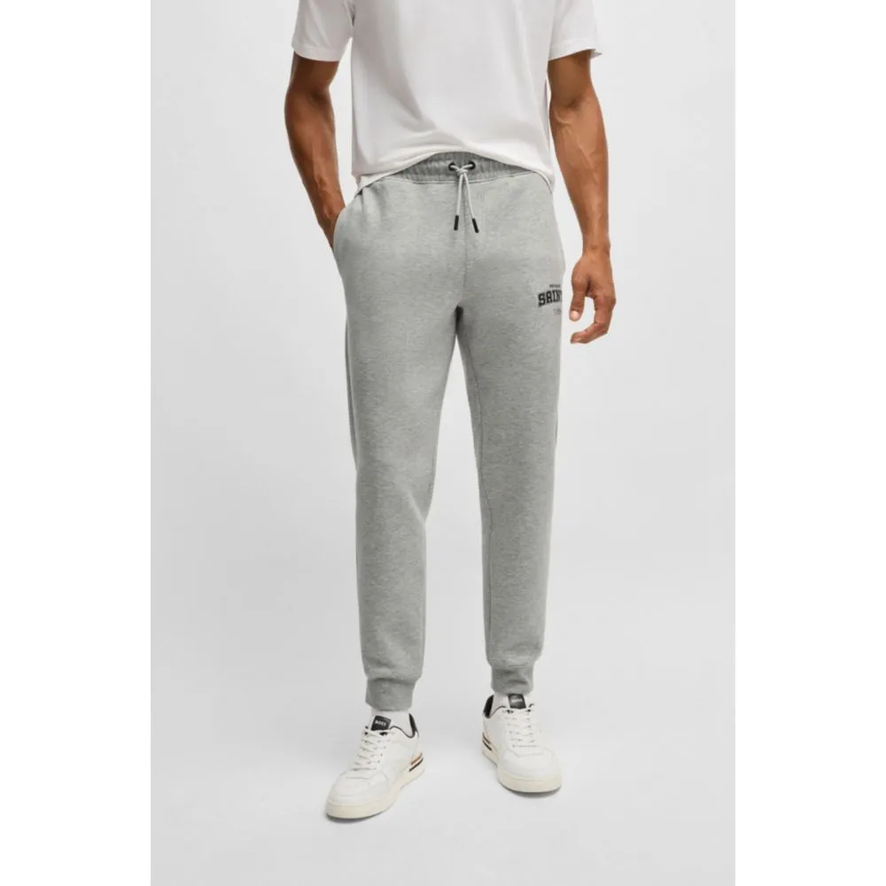 BOSS x NFL Signature-Band-Hosen mit speziellem Branding