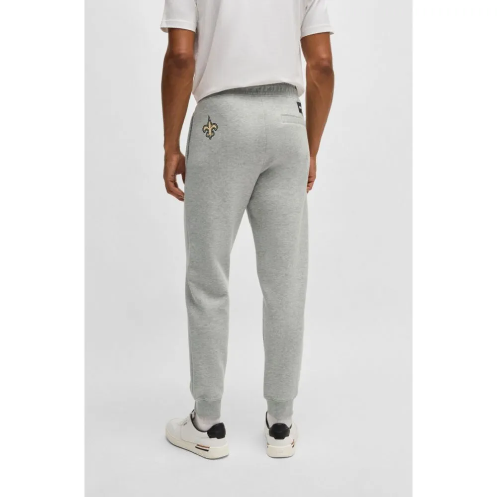 BOSS x NFL Signature-Band-Hosen mit speziellem Branding