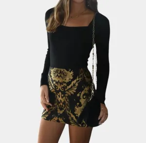 Karmesinroter Jacquard-Rock in Schwarz und Gold