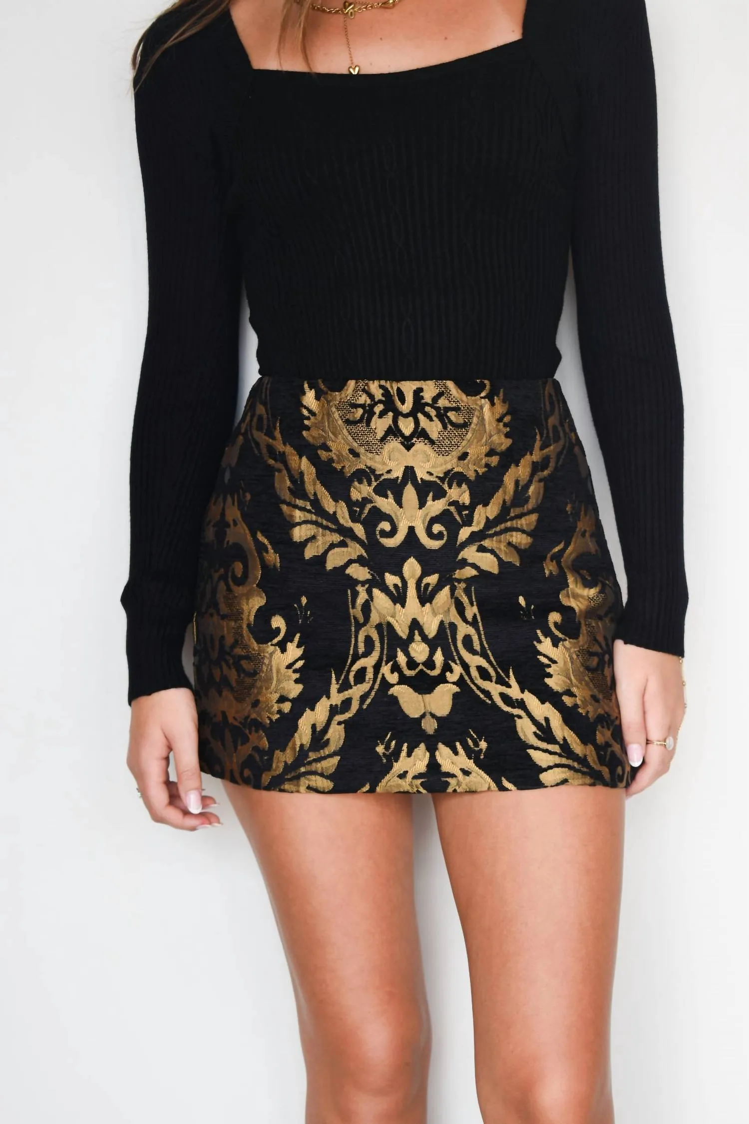 Karmesinroter Jacquard-Rock in Schwarz und Gold