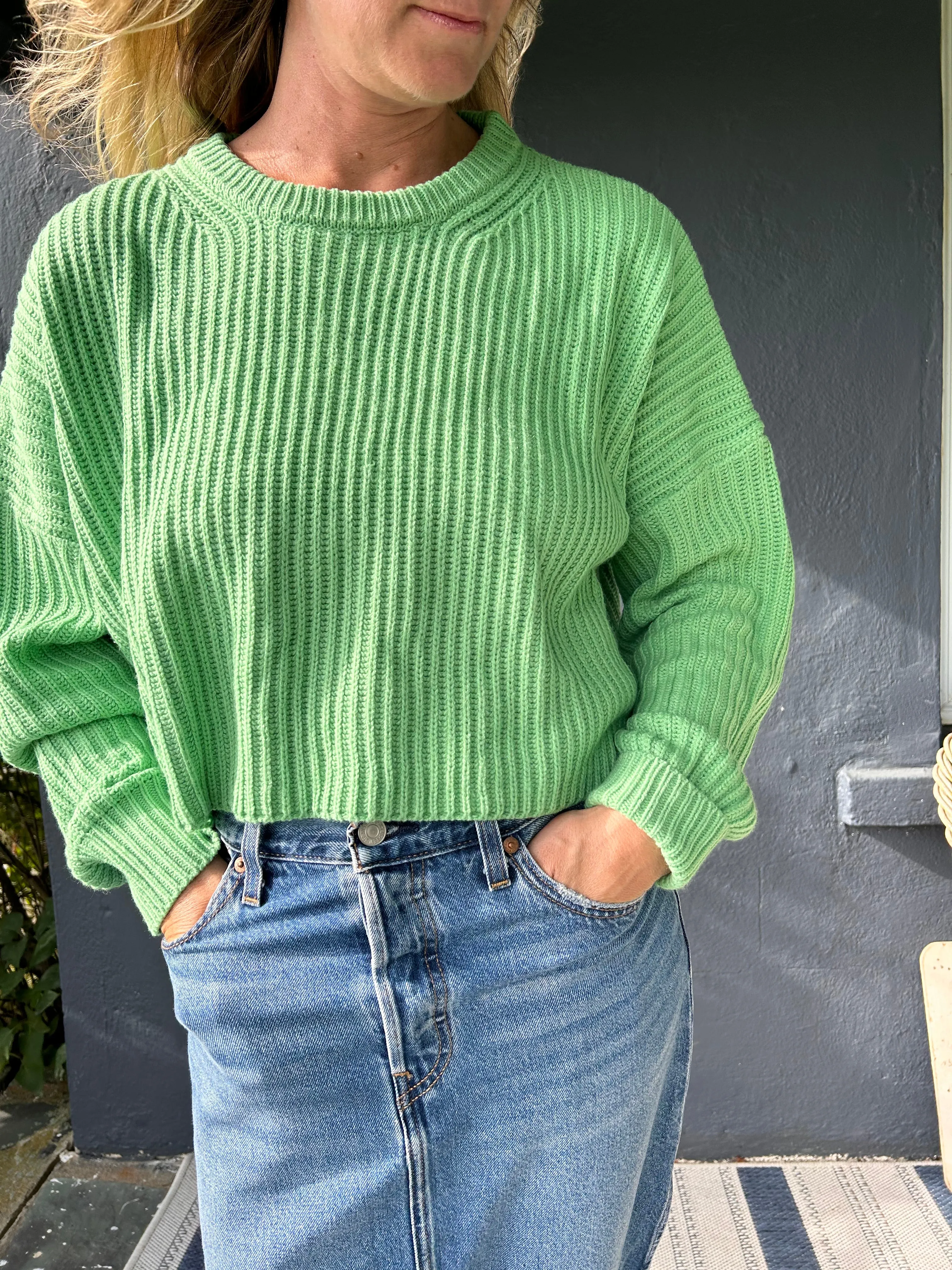 Frisch geschnittener gestrickter Crop-Top-Pullover