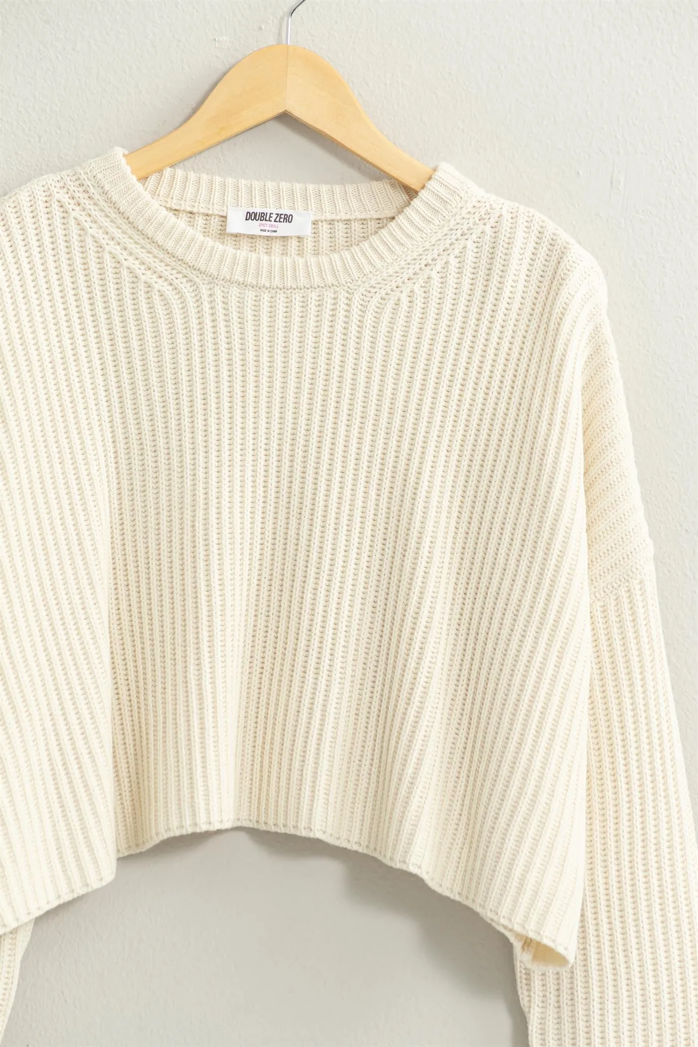 Frisch geschnittener gestrickter Crop-Top-Pullover