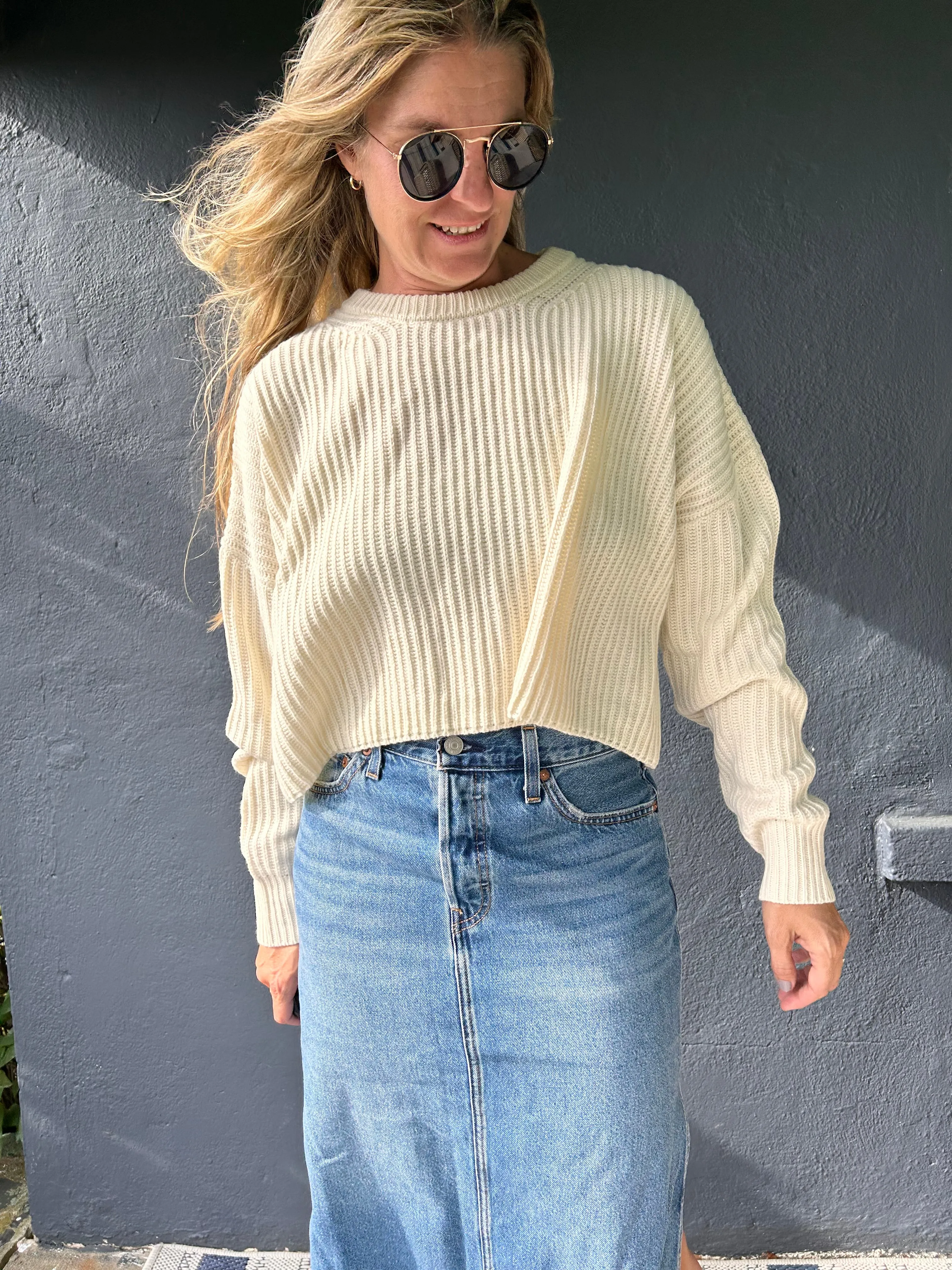 Frisch geschnittener gestrickter Crop-Top-Pullover