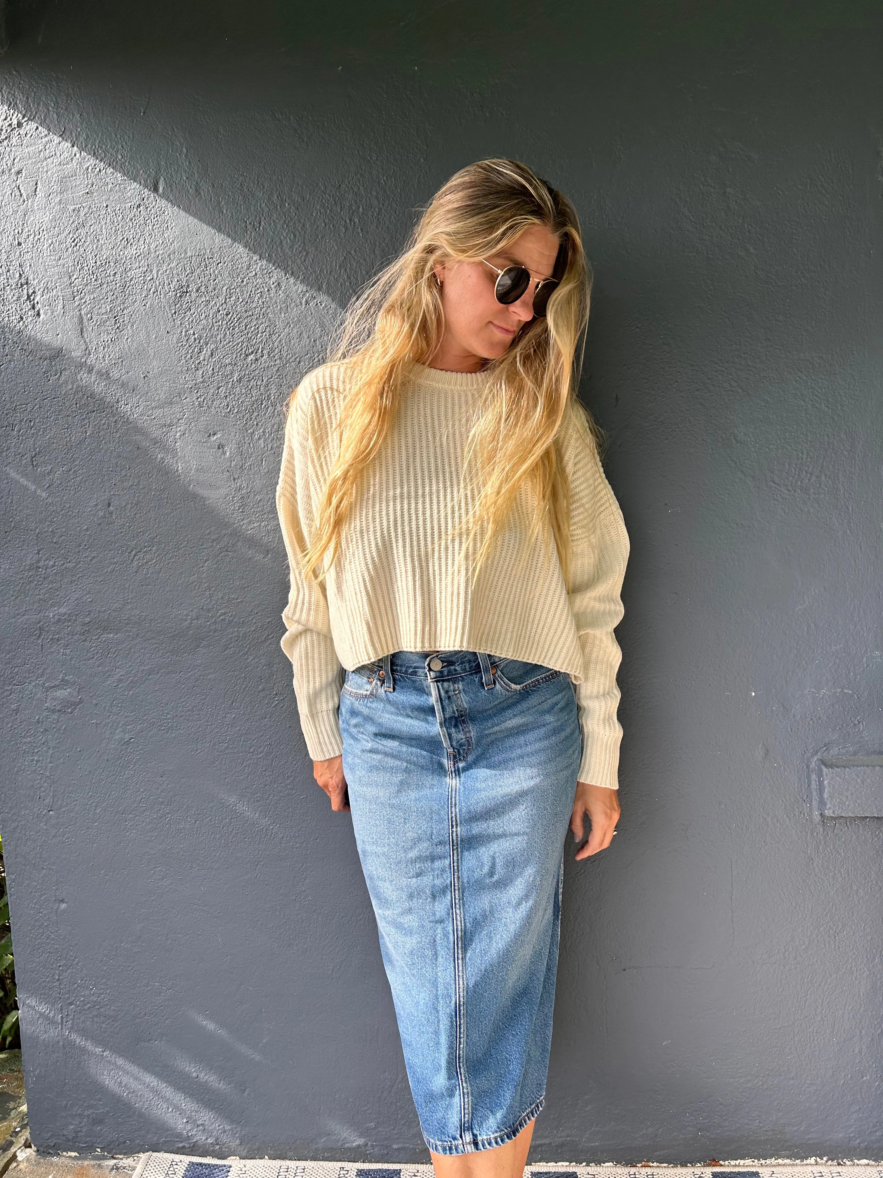 Frisch geschnittener gestrickter Crop-Top-Pullover