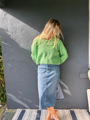 Frisch geschnittener gestrickter Crop-Top-Pullover