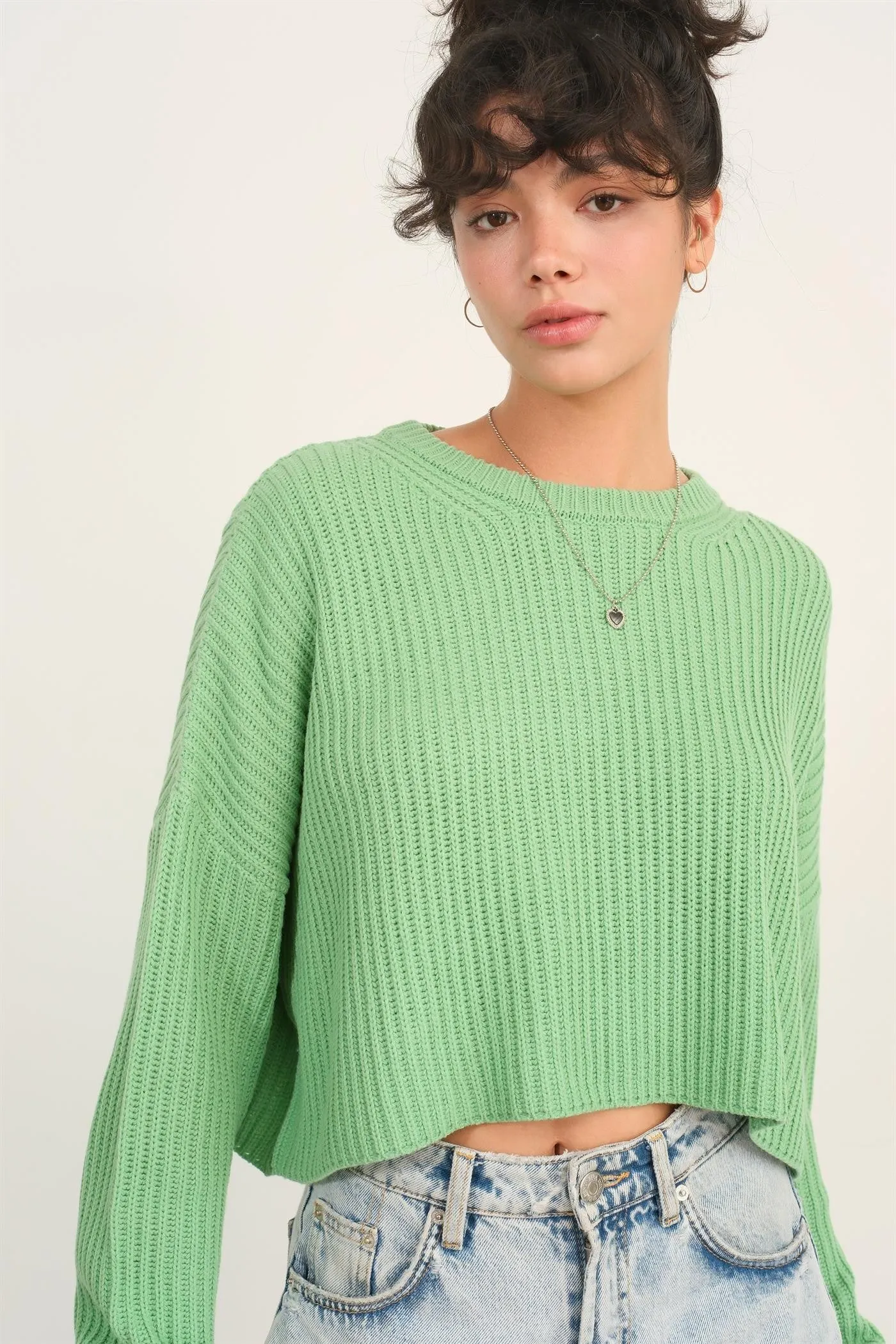 Frisch geschnittener gestrickter Crop-Top-Pullover