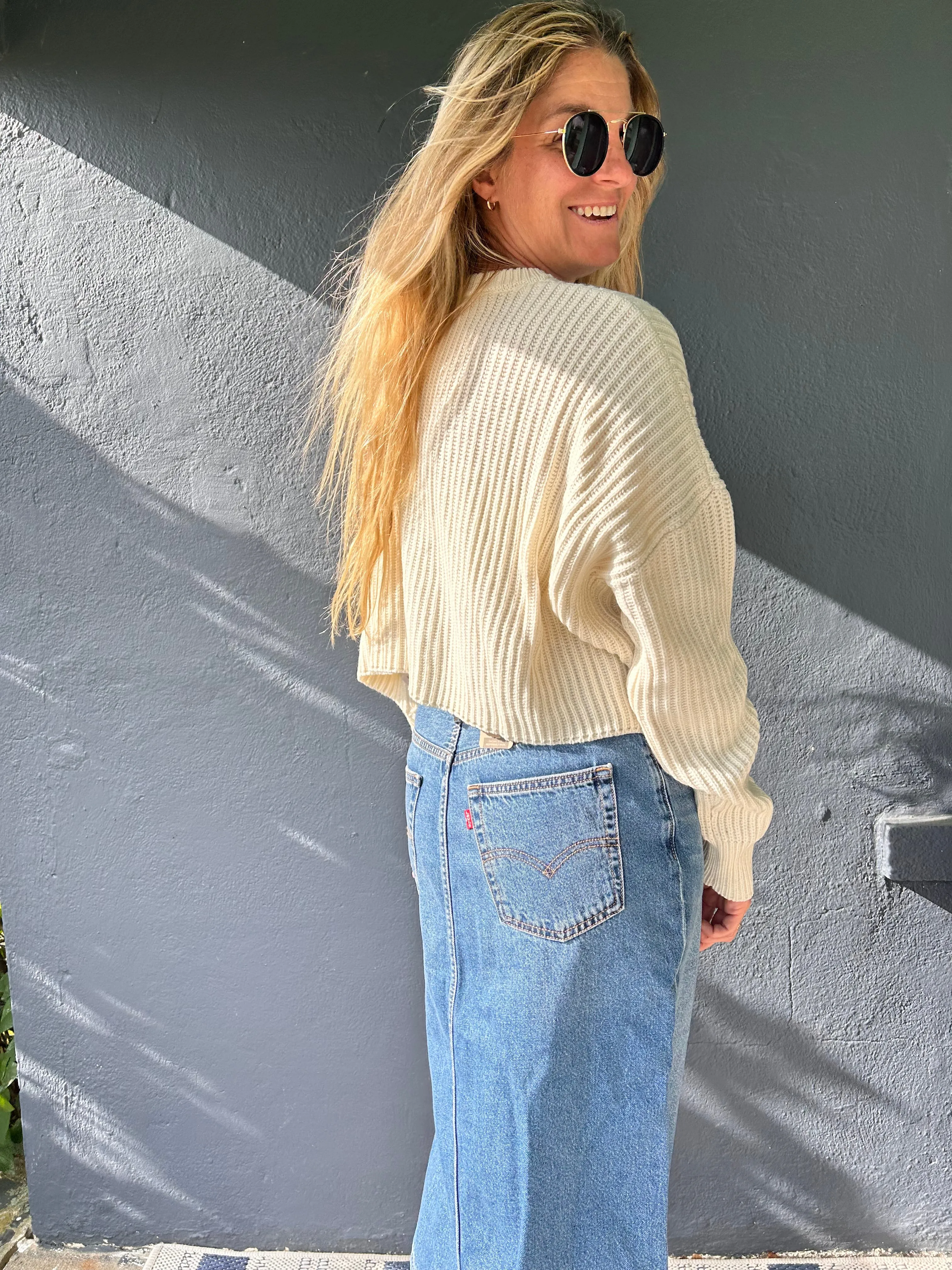 Frisch geschnittener gestrickter Crop-Top-Pullover