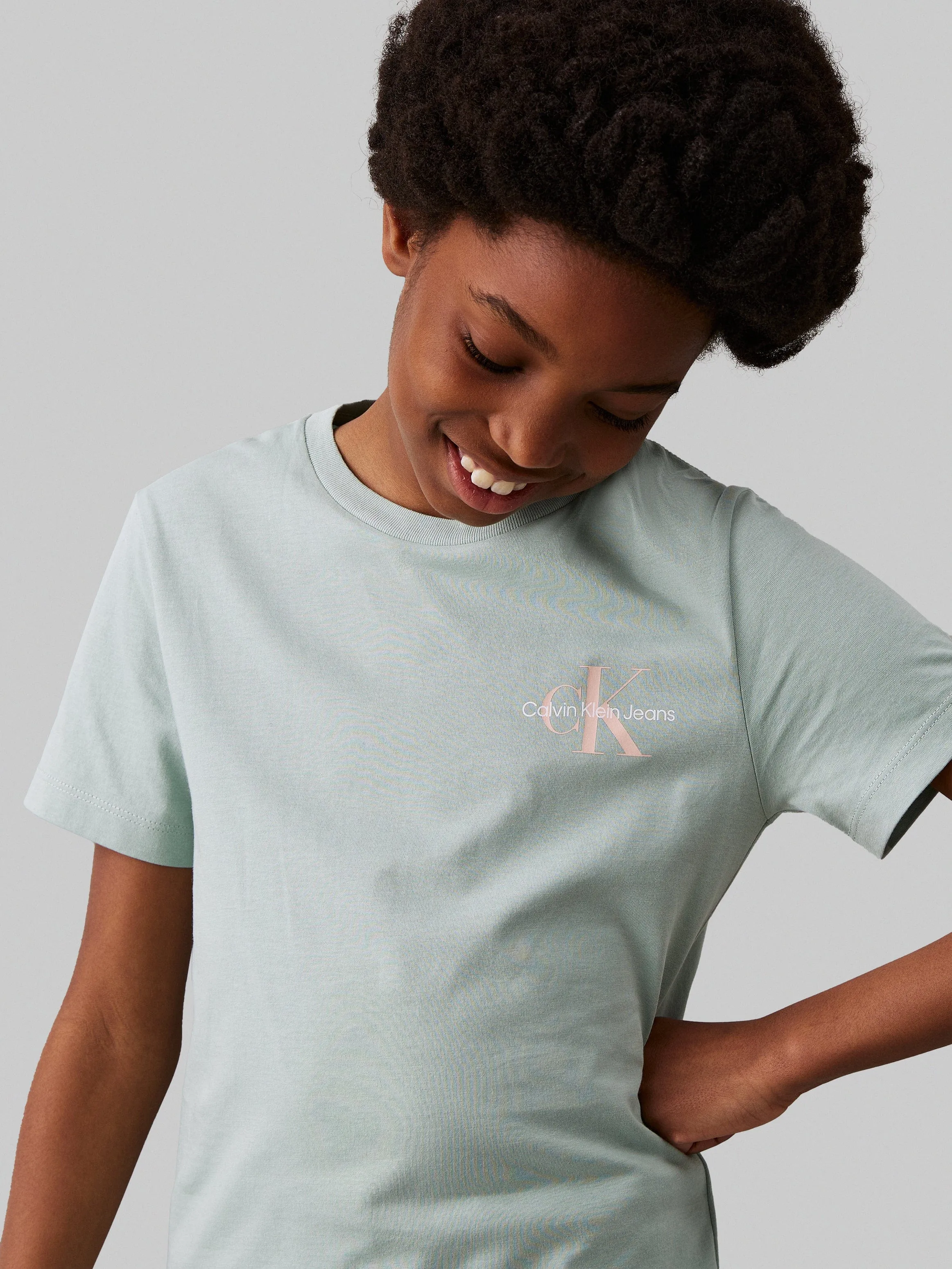 Kinder T-Shirt mit Brustmonogramm in Grün