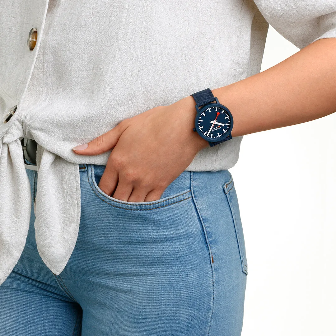 Mondaine Uhren Mondaine Essence Tiefes Ozeanblau Textil-Armbanduhr