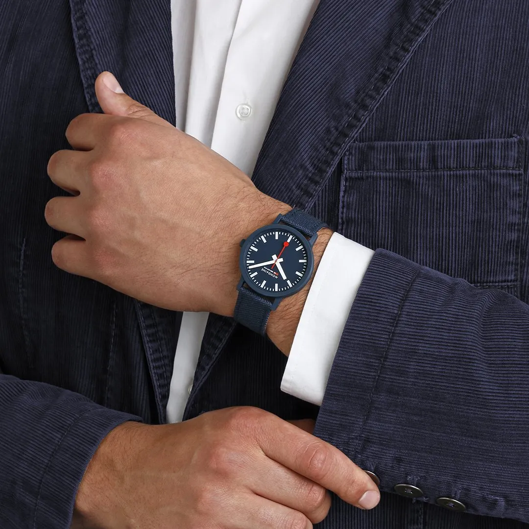 Mondaine Uhren Mondaine Essence Tiefes Ozeanblau Textil-Armbanduhr
