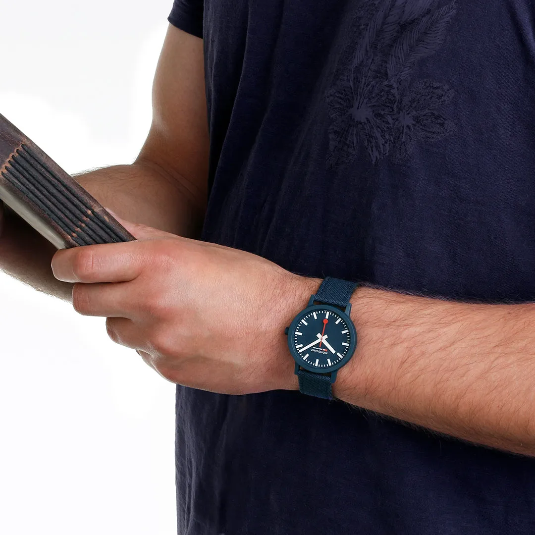 Mondaine Uhren Mondaine Essence Tiefes Ozeanblau Textil-Armbanduhr