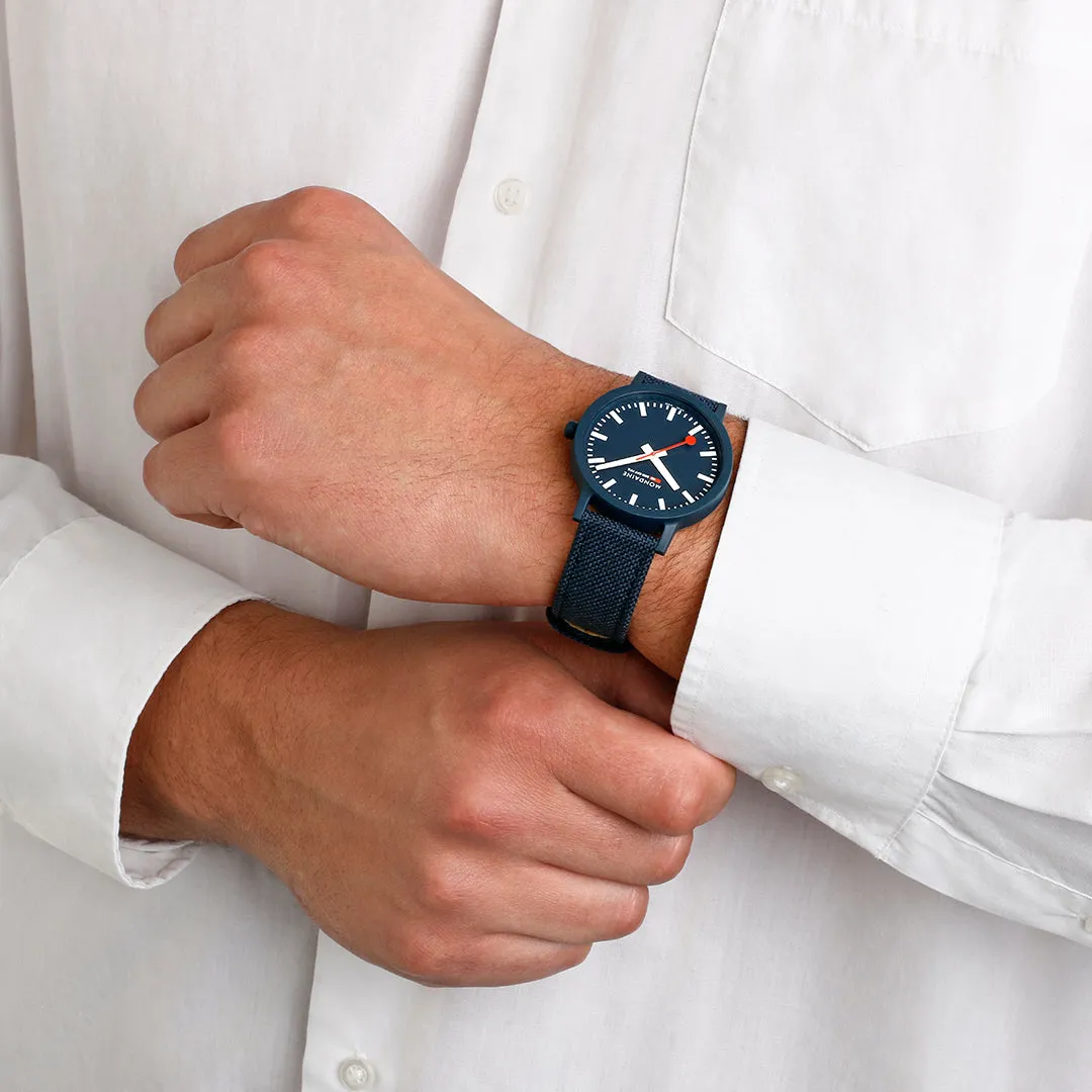 Mondaine Uhren Mondaine Essence Tiefes Ozeanblau Textil-Armbanduhr