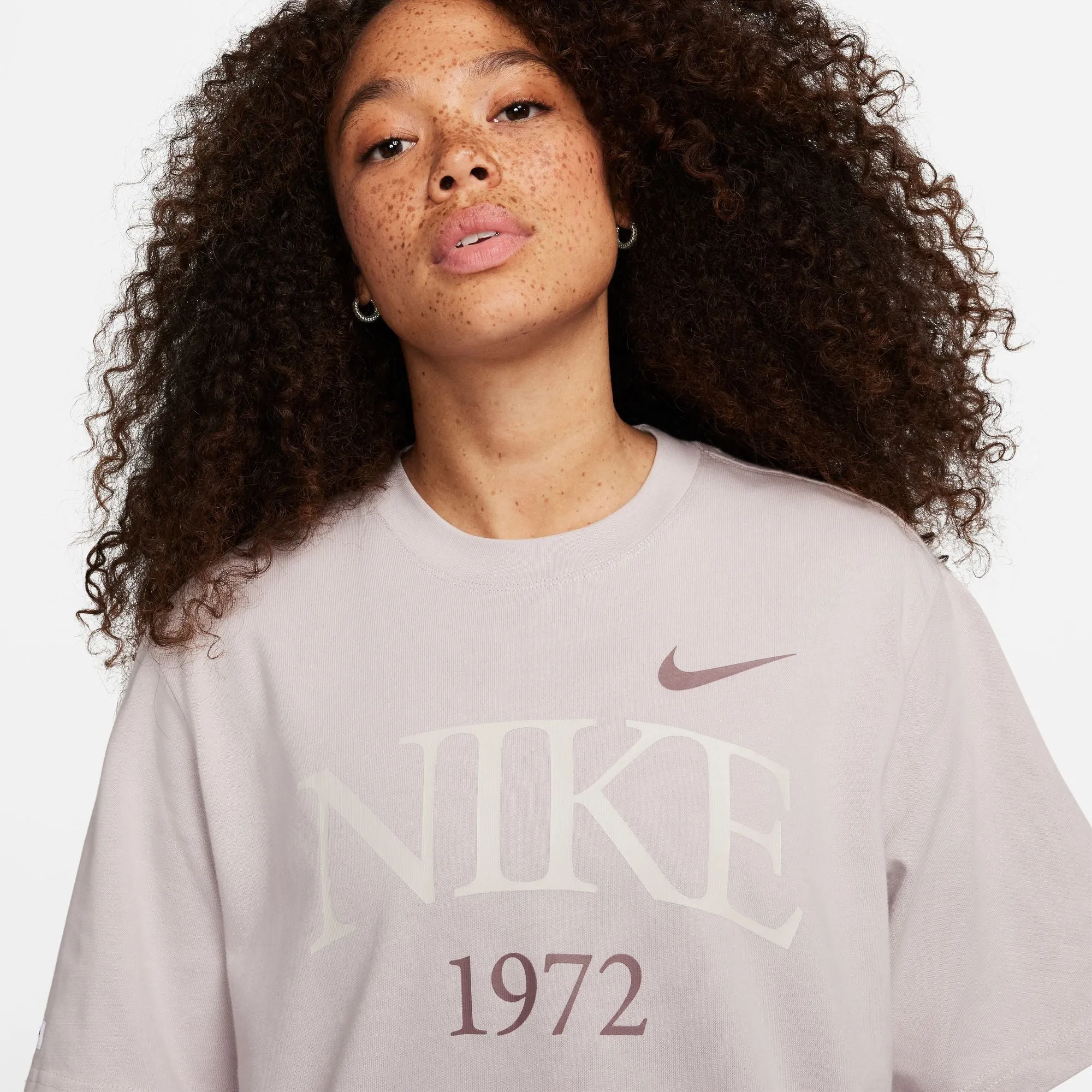 Nike Sportswear Classic - Damen T-Shirt mit kurzen Ärmeln