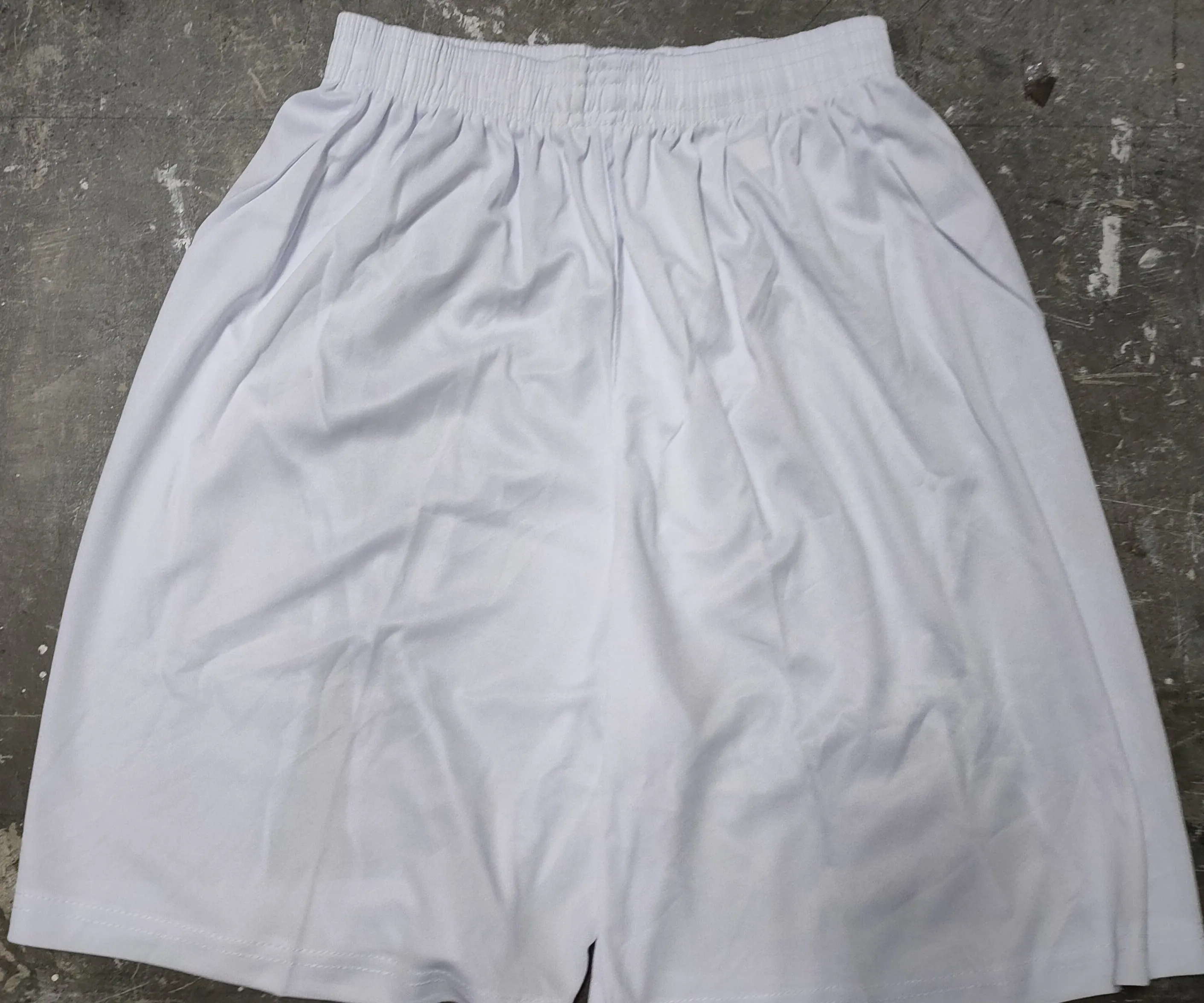 Einfache weiße Sportshorts