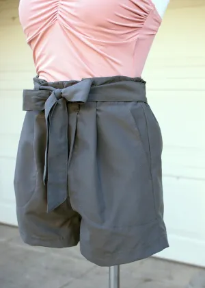 Shorts in Grau