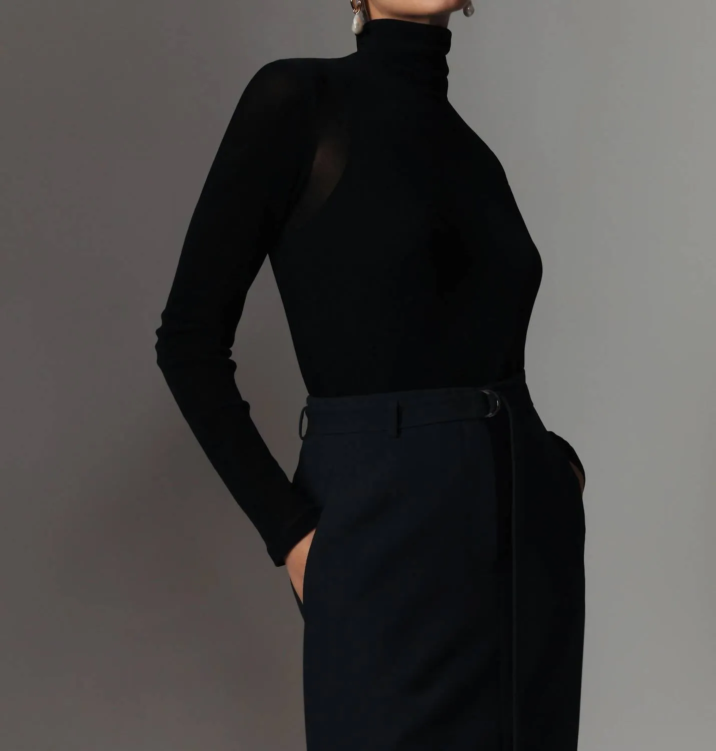Samtiges Mesh-Jersey-Schlauchpullover in Schwarz